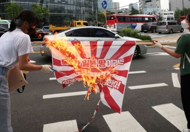 韓国の極左団体、日本大使館前で旭日旗を燃やして逮捕＝韓国の反応