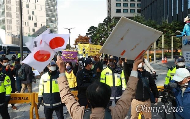 日の丸を掲げて少女像を占拠…水曜集会を妨害した韓国人の正体とは＝韓国の反応