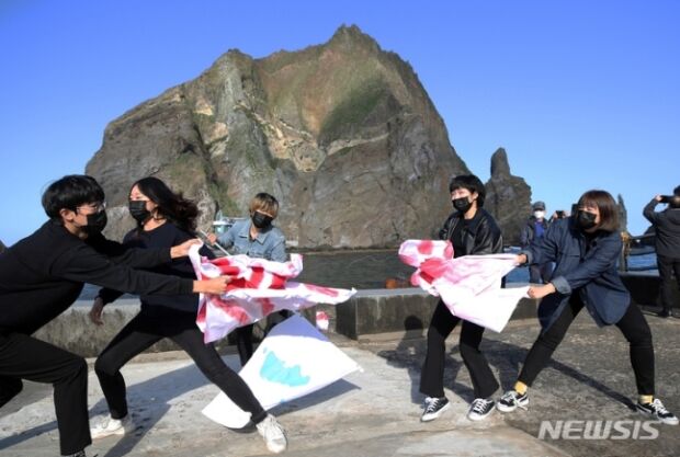 韓国人「独島で旭日旗引き裂きパフォーマンスをした団体の正体」