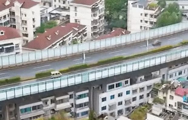 韓国人「中国にあるマンションの上の高架道路をご覧ください」