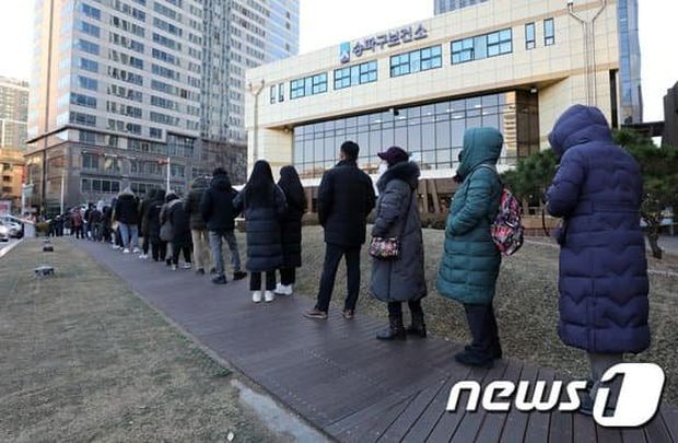 韓国人「新型コロナ感染者急増中の韓国、保健所の行列がやばいｗｗｗｗｗ」