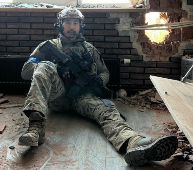 ウクライナに入国した韓国人元大尉、銃を持った写真をSNSにアップ…「特殊チームまとめて機密任務遂行中」＝韓国の反応