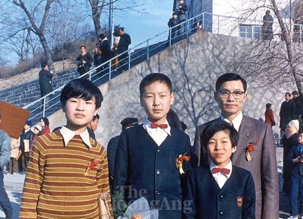 韓国人「尹錫悦次期大統領の幼少時代から現在までの写真を見てみよう」