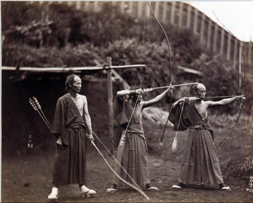 韓国人「1800年代末の日本の弓術士がコチラ」「日本は弓の技術がとても低いんです」