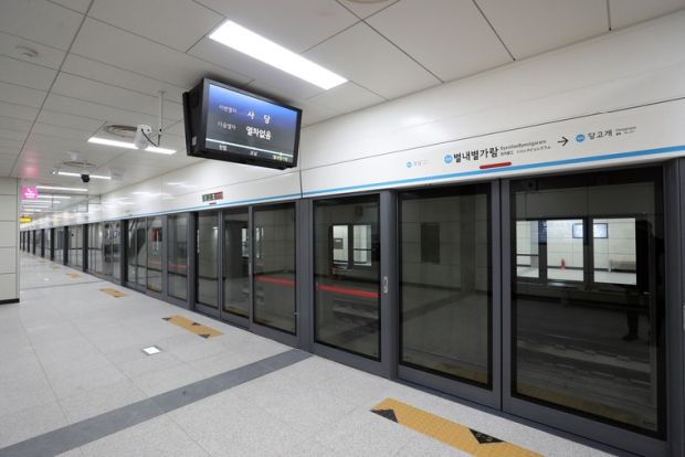 韓国人「韓国の地下鉄で見かけた衝撃的なシーンｗｗｗｗｗｗ」