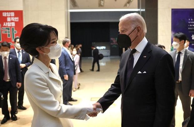 韓国人「バイデン大統領と会った尹錫悦夫人を見てみよう」