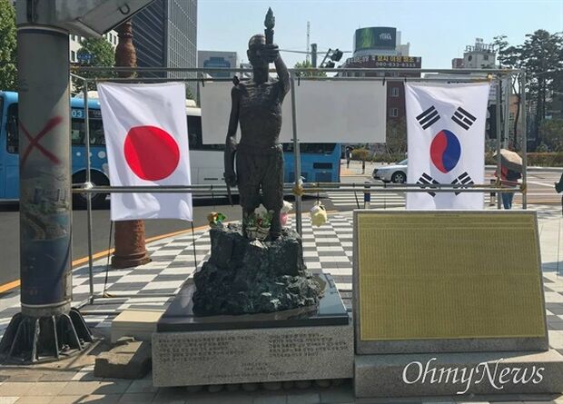 強制徴用労働者像に日の丸が掲げられる…侮辱行為＝韓国の反応