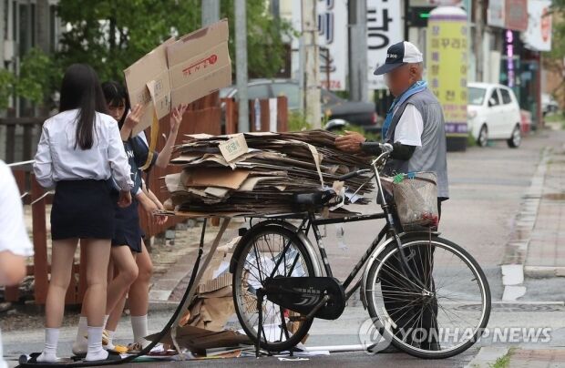 韓国人「廃紙回収する老人を助ける心優しい女子高生をご覧ください」