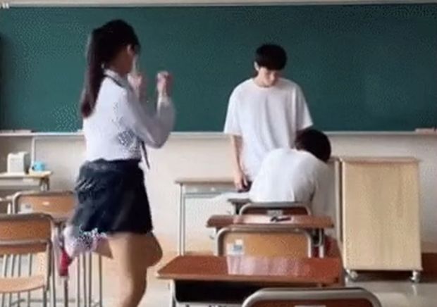 韓国人「同級生を励ましてくれる日本の女子高生が可愛すぎる件」
