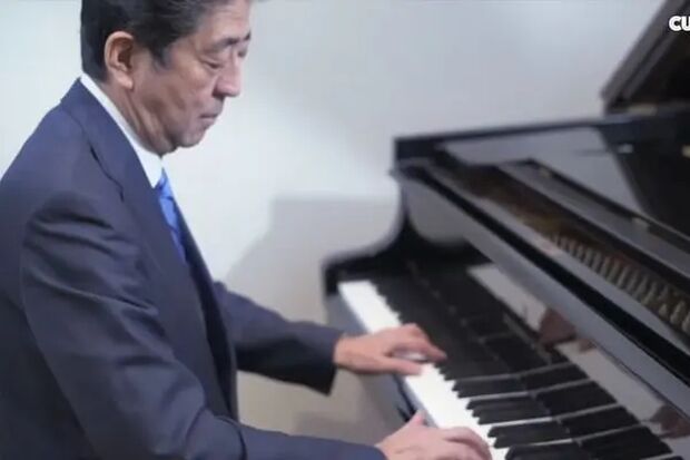 韓国人「安倍元首相のピアノを弾く姿を見てみよう」