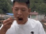 スズメバチを飲み込んで唇がパンパンに…中国のインフルエンサーアカウント停止＝韓国の反応