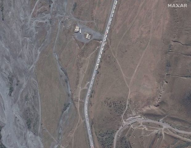 衛星がとらえたロシア脱出行列…ジョージア国境に車両16km並んだ＝韓国の反応