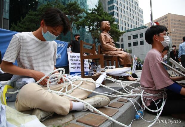 少女像に体を結びつけて座り込みデモをした大学生たち…1審で罰金刑＝韓国の反応