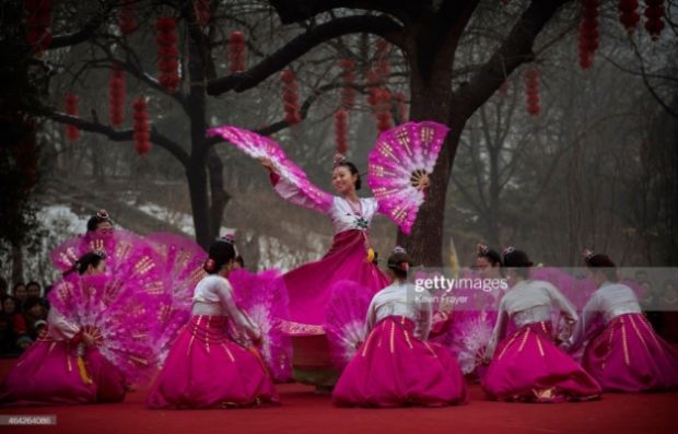 「韓服を着て扇の舞」写真を中国の伝統文化と表記、販売し物議＝韓国の反応