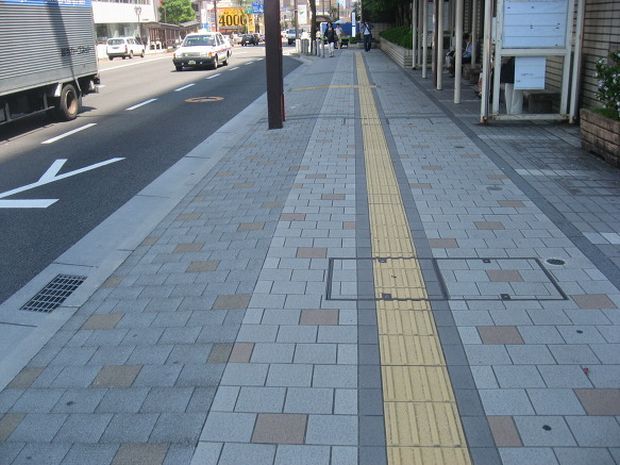 韓国人「日本 vs 韓国、歩道ブロックを比較してみよう」
