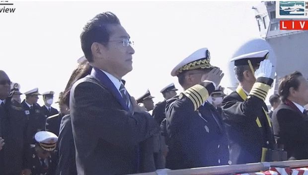 韓国人「旭日旗に敬礼する韓国海軍をご覧ください」