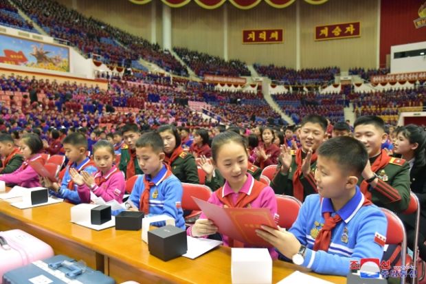 北朝鮮の子供の腕に日本製の時計…金正恩が数千個プレゼント＝韓国の反応