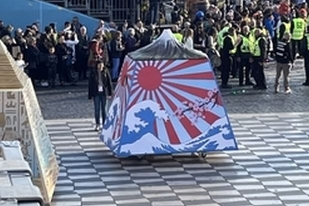 フランスのカーニバルに登場した「旭日旗」連想造形物…「認知即時措置」＝韓国の反応