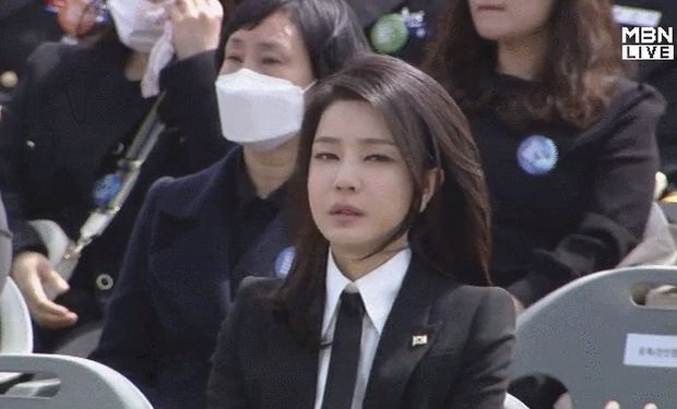 韓国人「西海守護の日、涙を流す尹錫悦の妻…文在寅の妻と比較される」