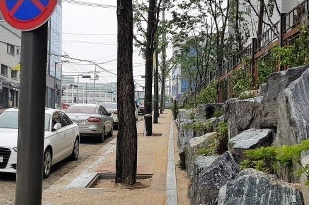 韓国人「歩くだけでも疲労がたまるという韓国の歩道」