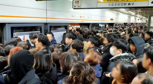 韓国人「マスク義務解除後、韓国の電車内の状況がこちら」