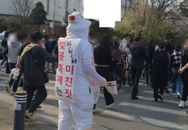 韓国人「韓国の桜祭りにとんでもないやつが現れたｗｗｗｗｗ」
