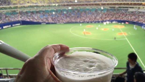 韓国人「日本の野球場でビールを売る女の子が可愛すぎる件」