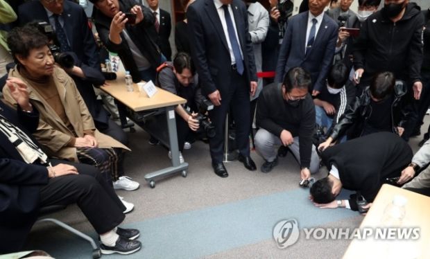 ひざまずいた全斗煥の孫「祖父が5.18虐殺の主犯」＝韓国の反応