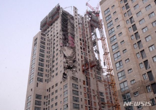 韓国人「ここ1年間のマンション崩壊事故写真をご覧ください」