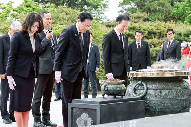 韓国人「日本の岸田首相、顕忠院参拝…日本の首相としては12年ぶり」