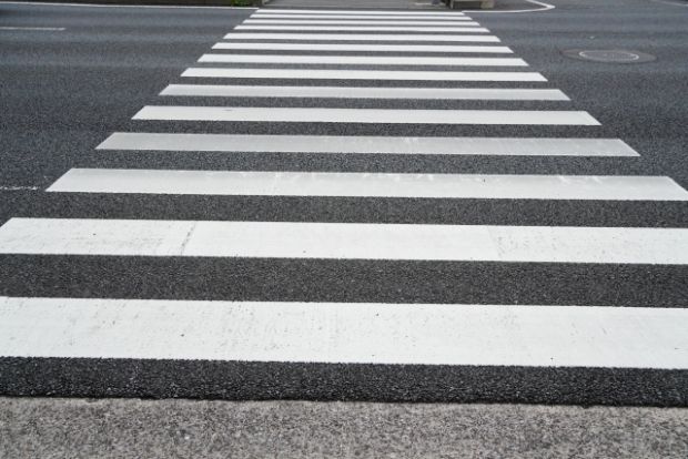 韓国人「日本の小学生が信号のない横断歩道を渡る方法」