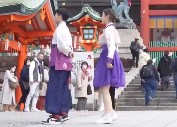 韓国人「日本の神社で踊る迷惑な韓国人」