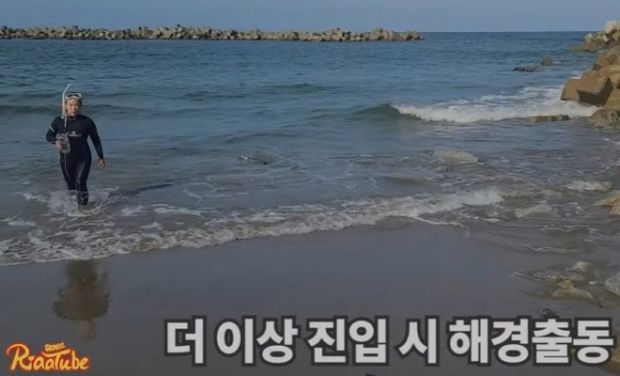 「飲めるんですよね」…福島の海水を直接汲んで駐韓日本大使館に持って行った歌手＝韓国の反応