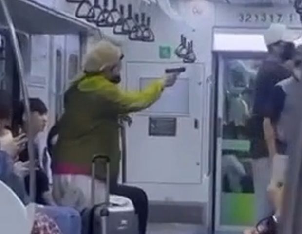 韓国人「韓国の地下鉄で発生した銃撃事件映像」