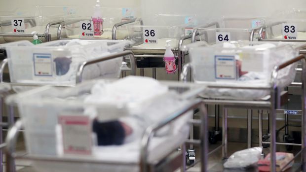韓国人「韓国の5月の出生児数前年同月比5％暴落」