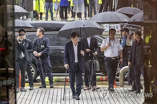韓国人「杖をついて裁判所に入った李在明、46歩歩くのに2分かかるｗｗｗｗ」