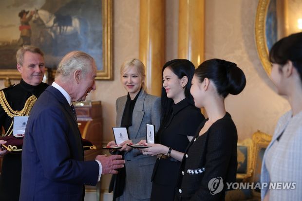 韓国人「英国王から勲章を授与されるBLACKPINK」
