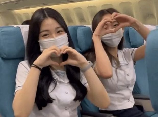韓国人「客室乗務員になるための訓練をしている韓国の女子高生たち」