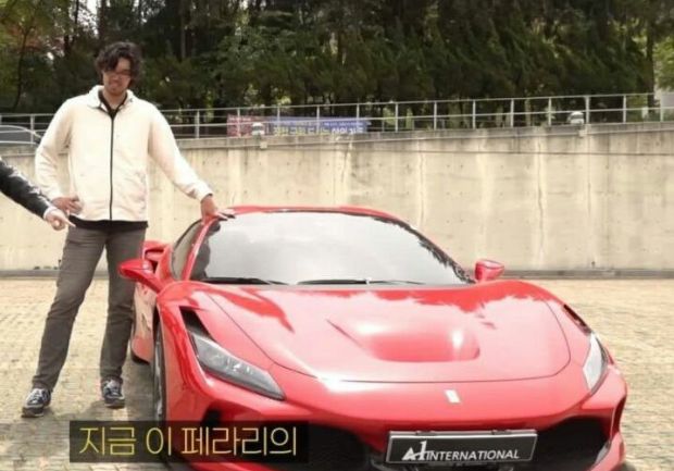 韓国人「身長2m21cmの人がフェラーリに乗ったら…」