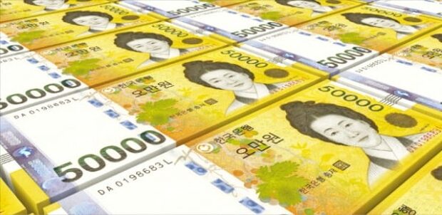 韓国人「違法賭博サイト運営者の家から出てきた5万ウォンの札束がこちら」