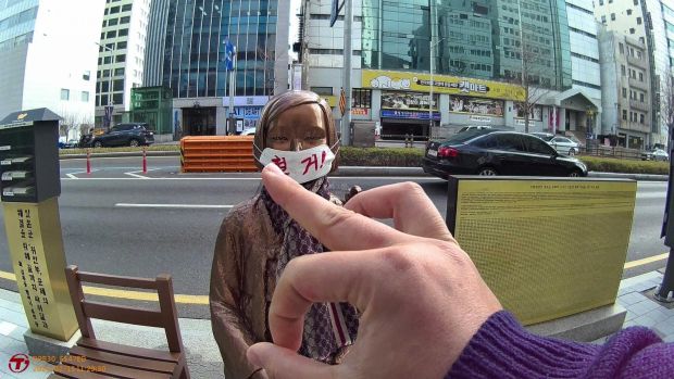 韓国人「日本領事館前にある少女像撤去マスクかけチャレンジに参加してみた」