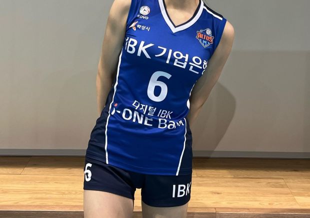 韓国人「韓国の女子バレーボール選手イ・ジンの美貌をご覧ください」