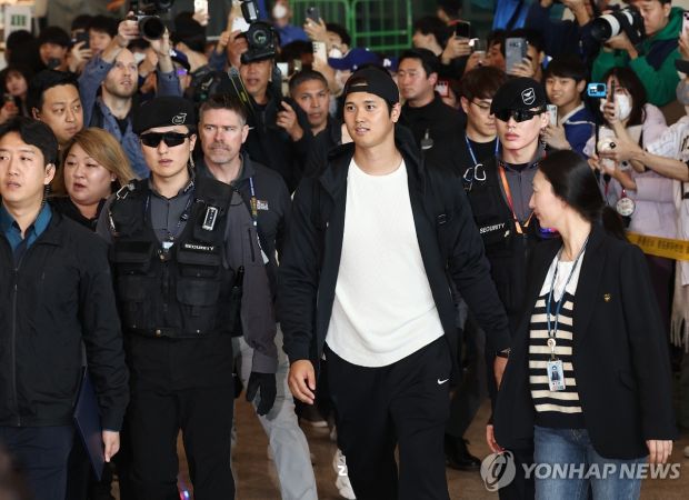 韓国人「韓国の20代男が空港でLAドジャース選手団に生卵を投げた理由」