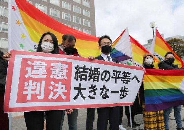 韓国人「日本さえも…大阪地裁、同性結婚合憲」