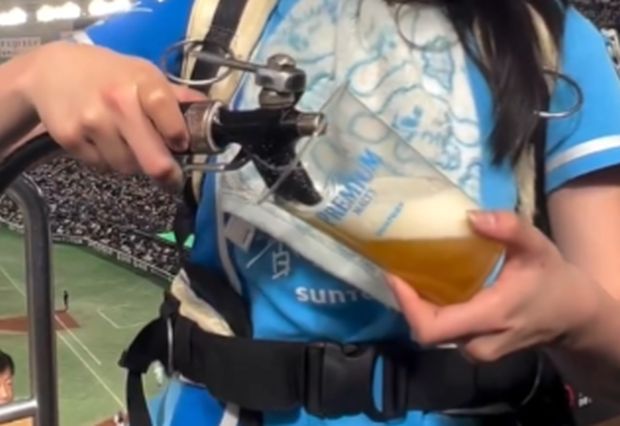 韓国人「日本の野球場の名物ビール売り子が可愛すぎる件」