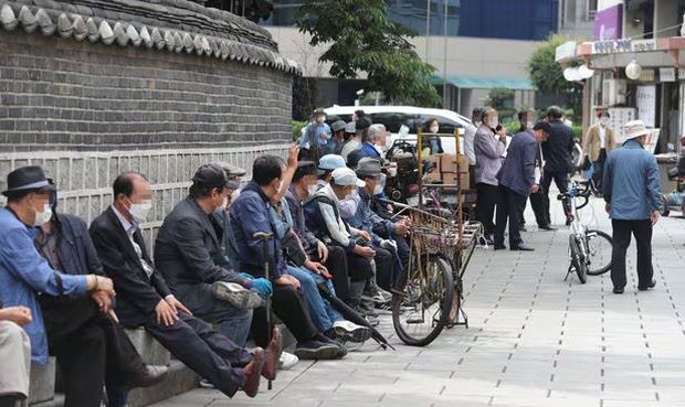 韓国人「ソウルにいる老人たちのせいで国が滅びつつある」