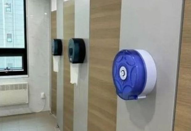 韓国人「トイレットペーパーをドアの外に…これを考えたやつは人間の本性が分かっていない」